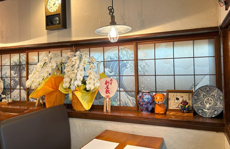 古民家をリノベーションした店内。大将が選んだ昭和雑貨が並ぶ。