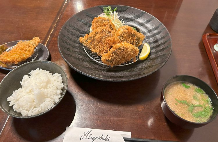 アジフライ4枚1800円の定食と、カキフライ単品1個350円を注文。定食に付くアジのあら汁に、輝く白米も美しい。