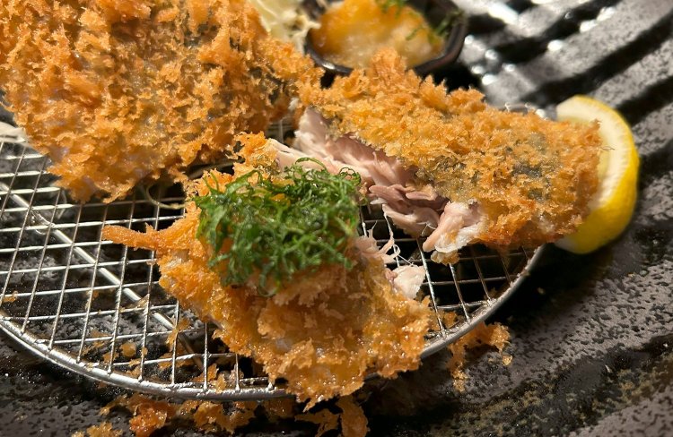 フライに添えられている、大根おろしとしそをのせ、梅醤油をかけてさっぱりといただくのもおすすめ。