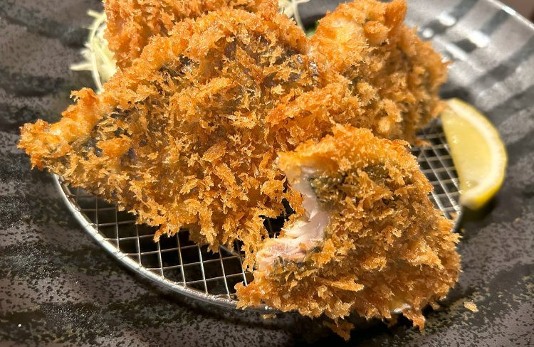 アジの水揚げ量日本一を誇る漁場である長崎県松浦市で捕れた、大きさ20cmから25㎝のアジを使用。 対馬海流で育まれたアジには上質な脂がのり、身が引き締まっている。