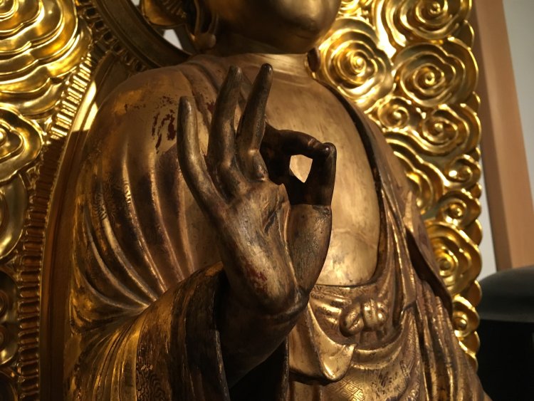 人差し指と中指の間の水かきは超人的（神奈川県伊勢原市・大山寺の阿弥陀如来像）。