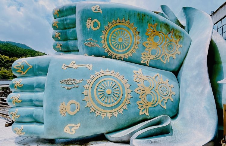 立像ではみられないが涅槃像などで見られる足の裏（福岡県篠栗町・南蔵院の釈迦涅槃像）。