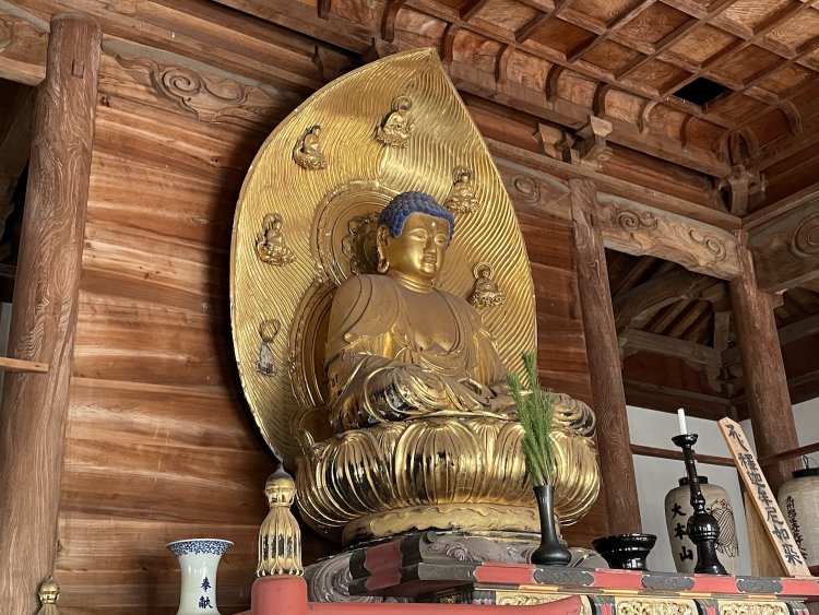 仏像の後ろにある「光背（こうはい）」は放たれる光の表現（福岡県久留米市・安国寺の釈迦如来坐像）。