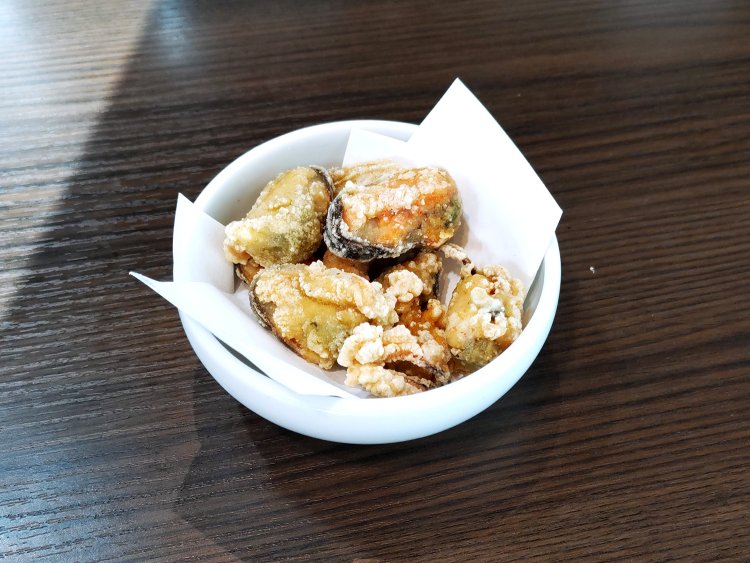 ムール貝の唐揚げは1コイン。ムール貝の風味と食感がたまらない、お酒が進む人気メニューだ。