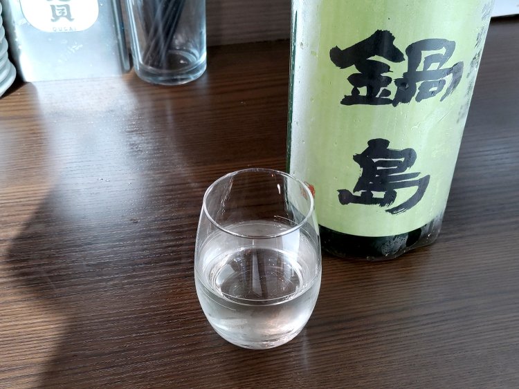 取材日の「本日の日本酒」佐賀県の「鍋島 特別純米酒」は2コイン。香り高くキリッとした、食事にも合う日本酒だ。