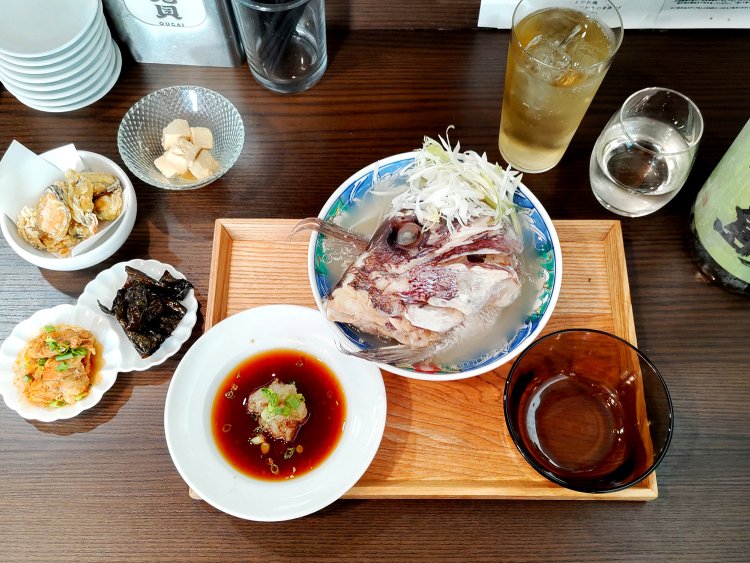 せんべろセットは、コイン7枚ならこのボリューム。おつまみとドリンクの配分をどうするかが悩ましい。