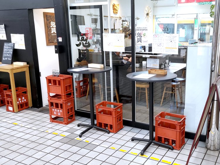 少人数で気軽に飲みたいときにぴったりの立ち飲み席。手荷物は足元のビールケースへ。