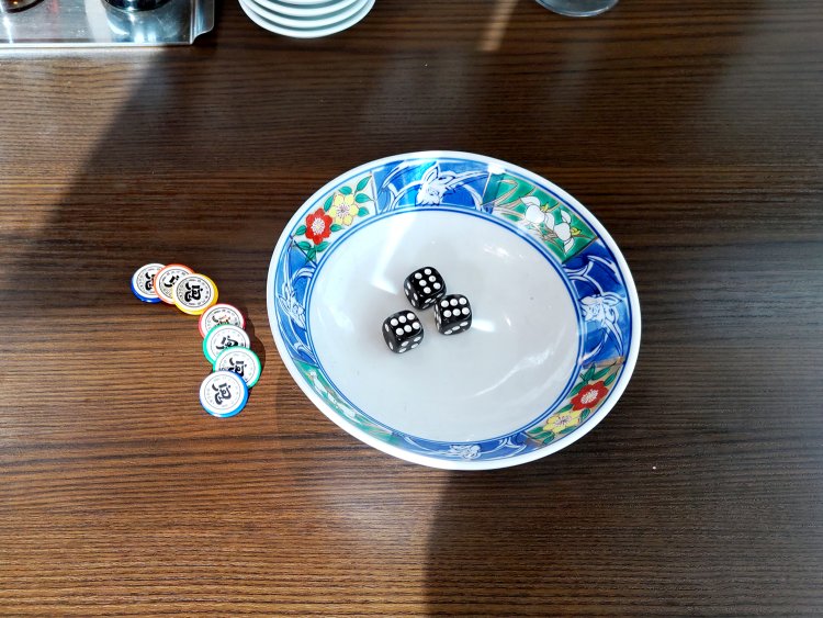 サイコロの目が3つそろえば最大の7枚に。コインが余ったら持ち帰って、次回来店時に使ってもOK。