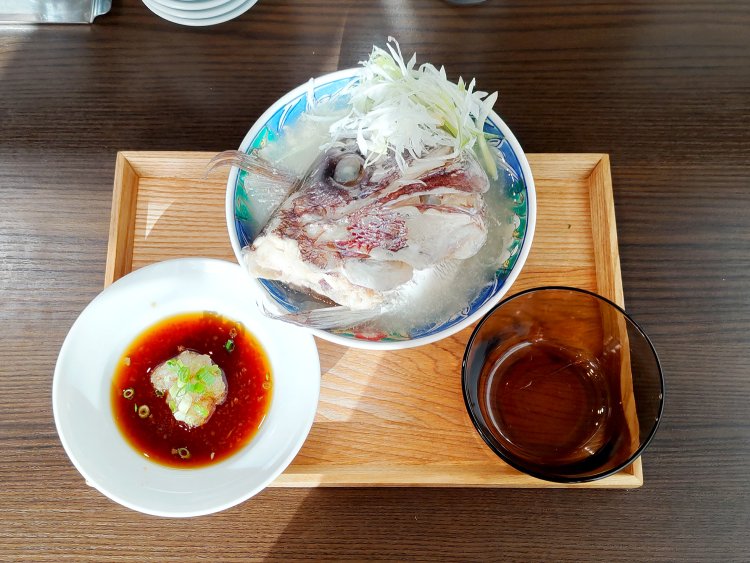 コイン2枚と交換できるメニューの1つ、鯛の骨蒸し。1日限定6食なので、早めに来店して注文を。