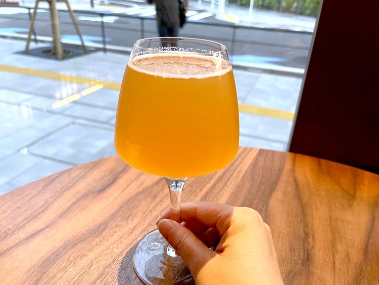 やや白濁したオレンジ色のオリジナルIPA 富士屋ビール（ハーフ）。グラスもおしゃれ！