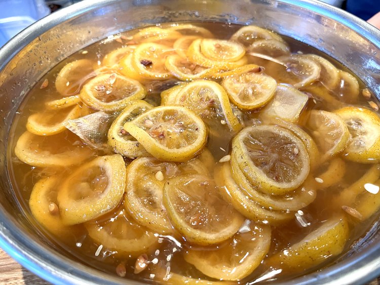 スパイスとレモンを漬け込んだ、自家製レモンシロップ。