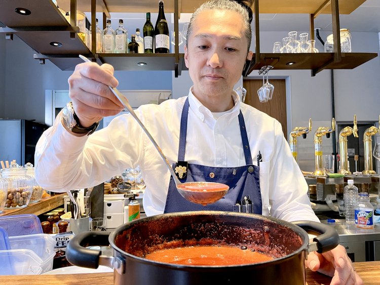 トマトを湯むきして作るトマトジュース。「そのままジュースで飲むのはもちろん、お酒で割って飲んでもおいしいです」と髙浦さん。