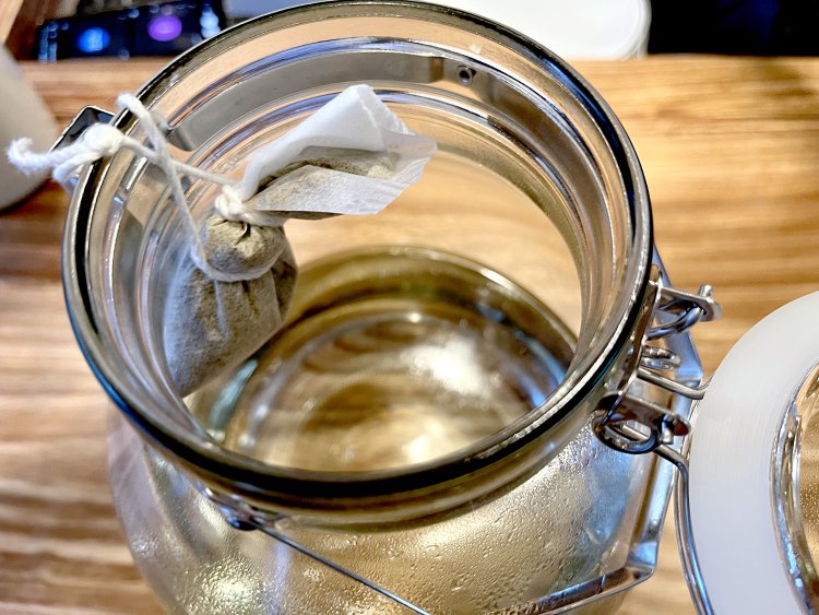 瓶に入れたジンに山椒が入った袋を下げておき、香りだけを酒に移した山椒ジン。