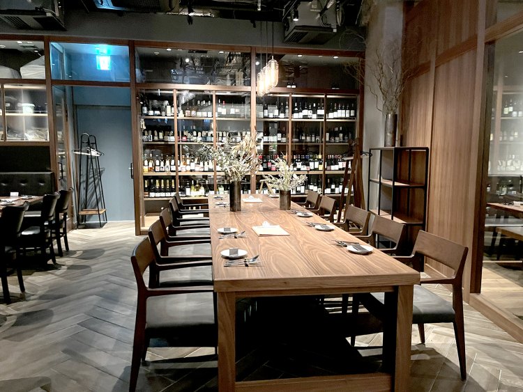 天井が高く地下とは思えないほど広々した店内。壁一面にワインが収納されている。