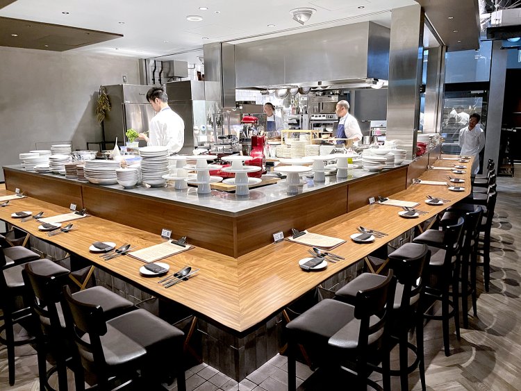 地下にもキッチンを囲むコの字カウンターがある。