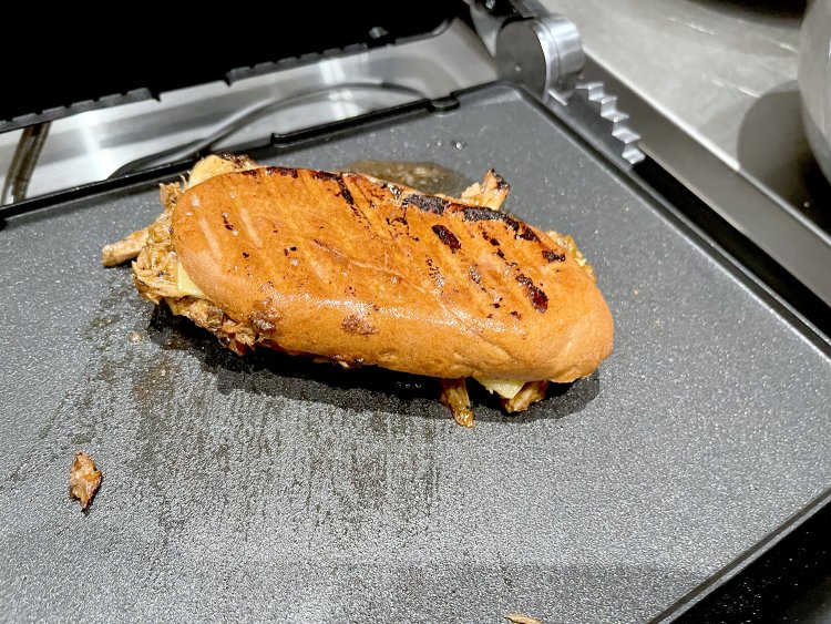 パンで蓋をしたら、プレスしながらバター焼きにして完成。染み出した肉汁、バーベキューソースとチーズ、バターの焦げた香りが芳ばしい！