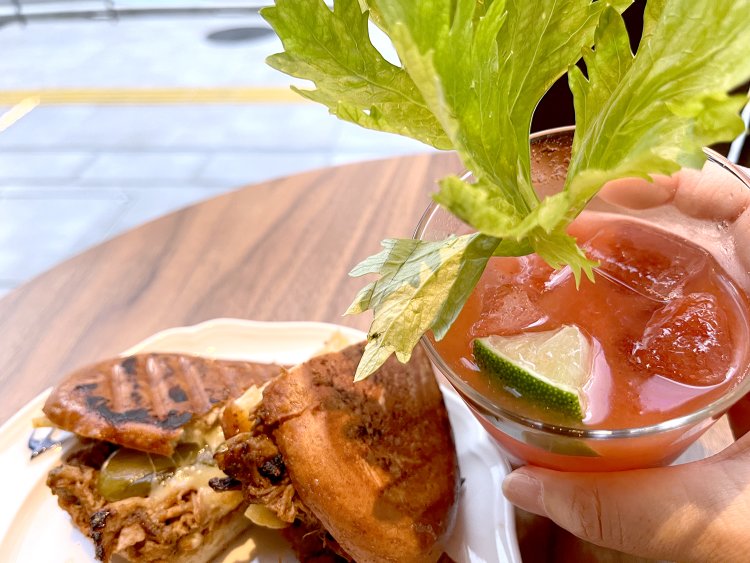 セロリの葉とライムを従えてやってきた山椒トマト。まるでサラダのようにカラフルだ。