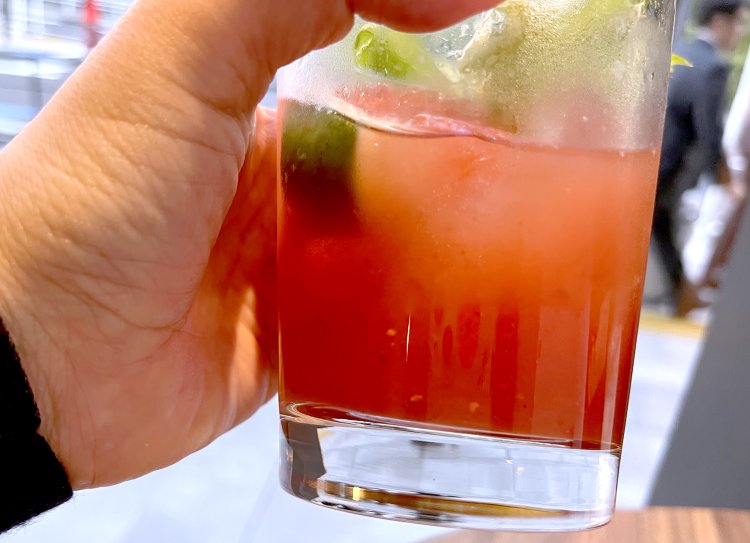 自家製トマトジュースを使用し自然の旨味がいい。コップの底にトマトの種が沈んでいるところに素材を感じられる。