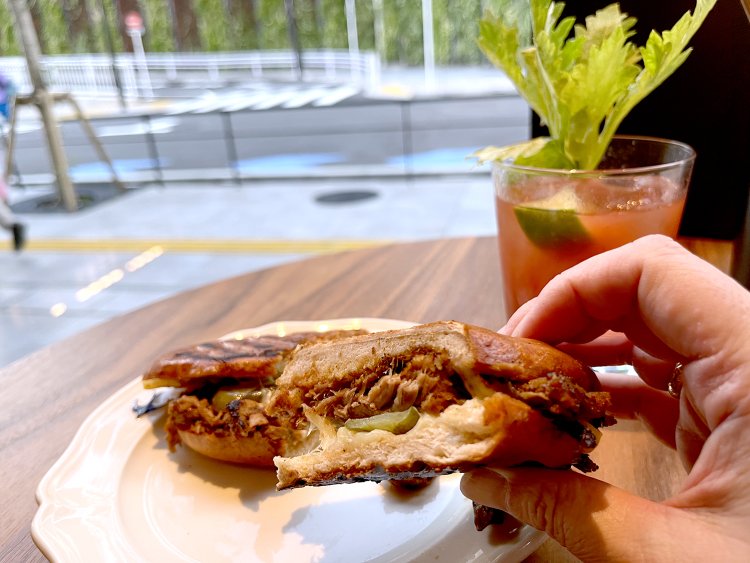 はみ出た肉がちょっと焦げているところが香ばしくて特においしい。