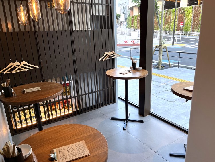 格子の奥にも酒が収納されている。テーブルは1人または2人でちょうどいいサイズ。