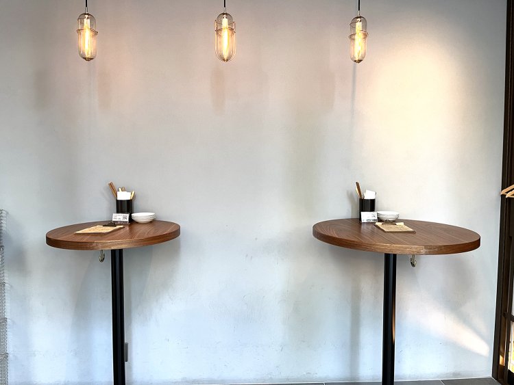 テーブルにはバッグをかけられるフックも完備。