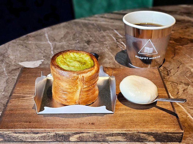 期間限定のグリーンアスパラガス1000円、トッピング ポーチドエッグ 追加400円、アイスコーヒー500円。