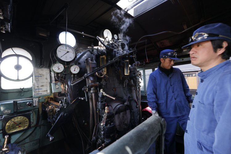 オールアナログの機関室。SLの運転は3人一組で、機関士と機関助士が息を合わせて行う。