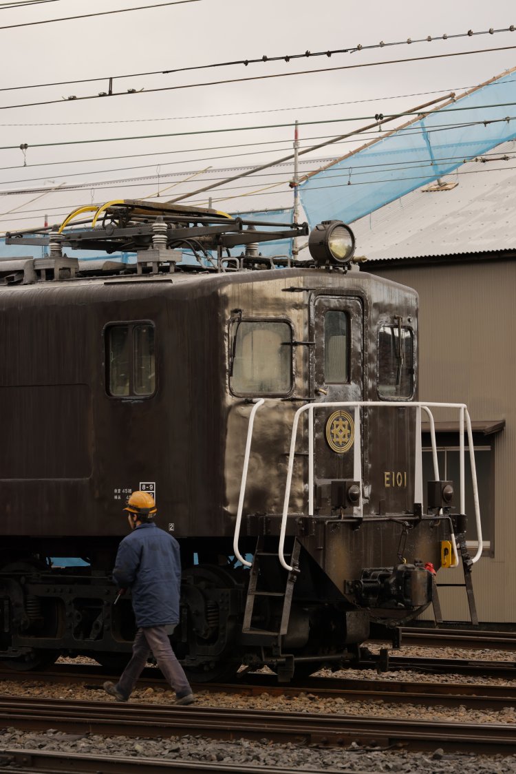 補機としてSL急行をあと押しするE10形電気機関車。昭和24年（1949）製と大ベテラン。