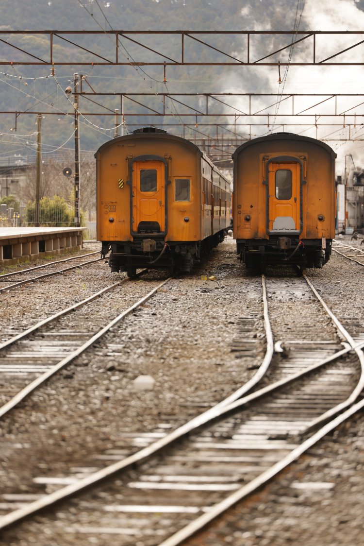 機関車だけでなく構内にたたずむ客車も、どこかノスタルジーを感じる。