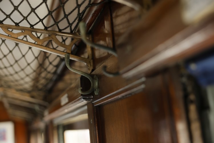 昭和初期製造のオハ35形。木製の床に手すり、上着掛けなど随所にその歴史を感じる。