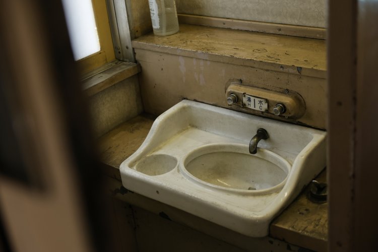 車内だけでなく、デッキの洗面台にも注目。ほのかに漂うニスとSLの煙の香りは、大鉄ならではの大きな魅力。