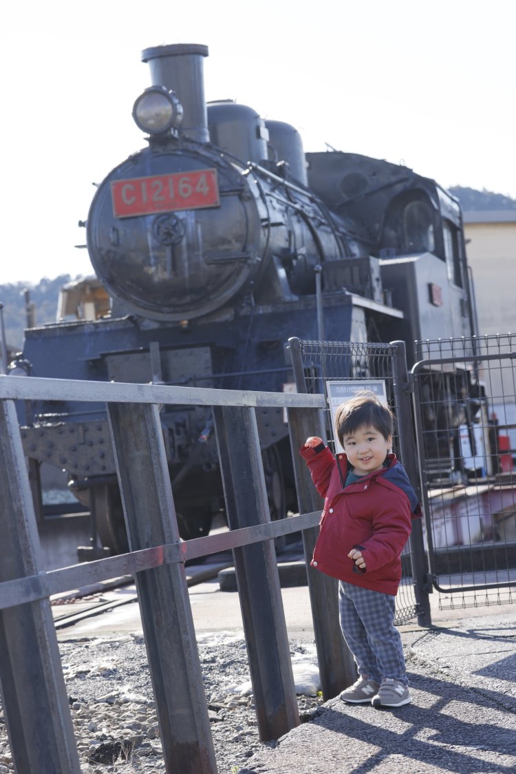 検収庫前にあるSLの方向転換を行う転車台。この日はC12形164号機が。乗車前に記念写真をどうぞ。