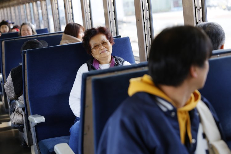 笑顔あふれる車内。この日は台湾からのツアー客とともにしばしの汽車旅。