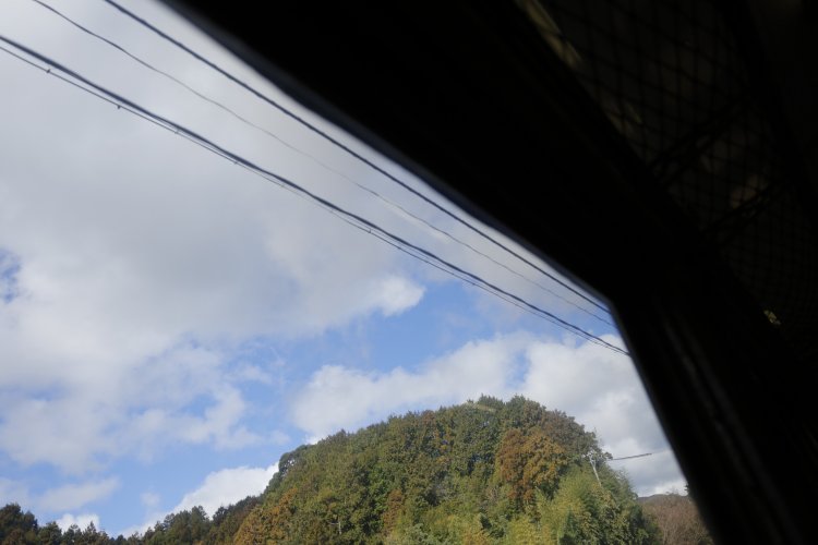 窓の外にたなびく煙。SL列車に乗っていることを実感する。