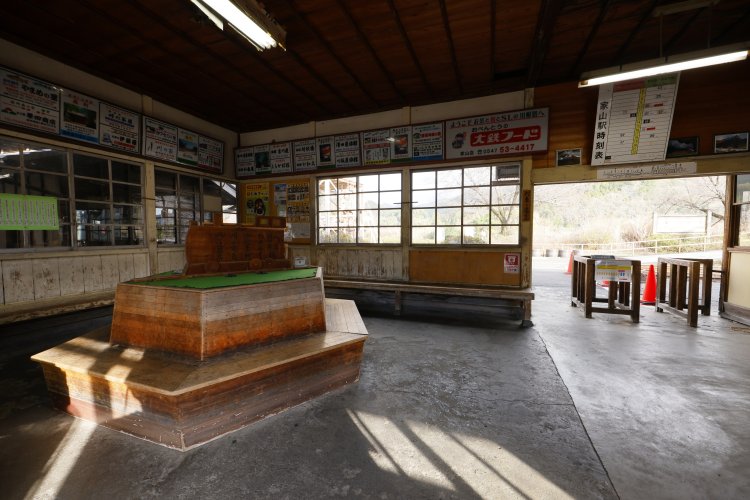 全列車が止まる家山駅には、ゆったりとした時間が流れていた。