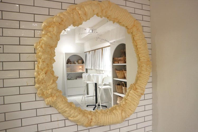 店のオープン時にSNSで話題になっていたフォームミラーも設置。装飾の部分は邊見さんたちによる手作り。