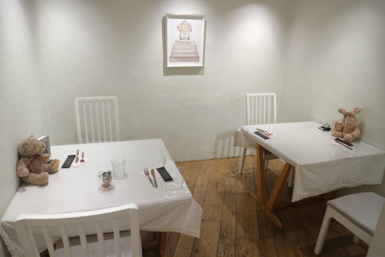 カウンター席やテーブル席のほか、落ち着いて過ごせる半個室席も。