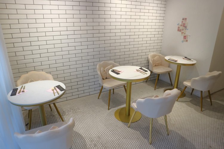 貝殻モチーフの椅子がかわいいテーブル席。ほかにもカウンター席や落ち着いて過ごせる半個室席がある。