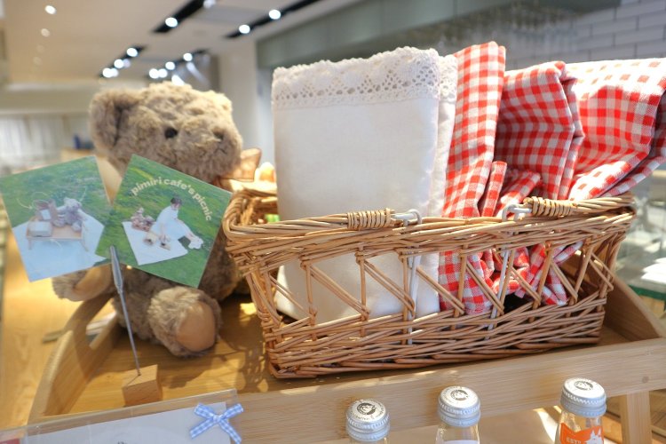 敷き物やミニテーブル、バスケットなど、ピクニックセットが一式そろう。