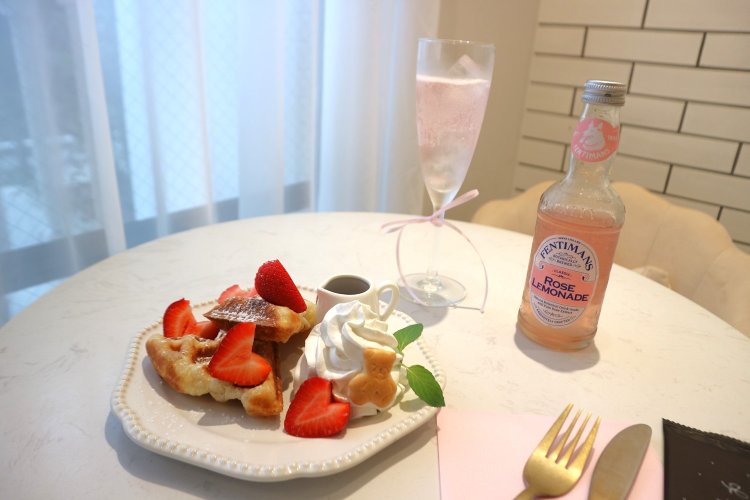 クロワッサンワッフル（ストロベリー）1260円と、ピンクレモネード840円（写真右）。