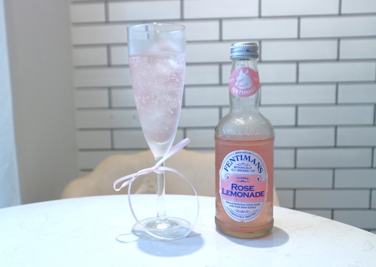 ピンクレモネード840円。華やかな色合いがパーティーにぴったり！