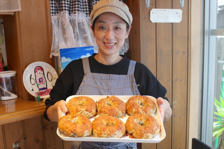 加藤晃代さん。夫の義美さんは休憩中。