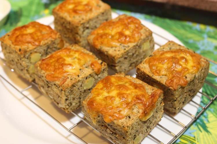 スコーンもおすすめ。こちらはバジルチーズ黒こしょう356円。