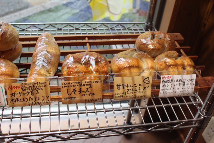 昨今のベーカリーはお客さんに新鮮な印象を与えるため、多種を少量焼くところが多いが、「そういう計算ではない」とのこと。