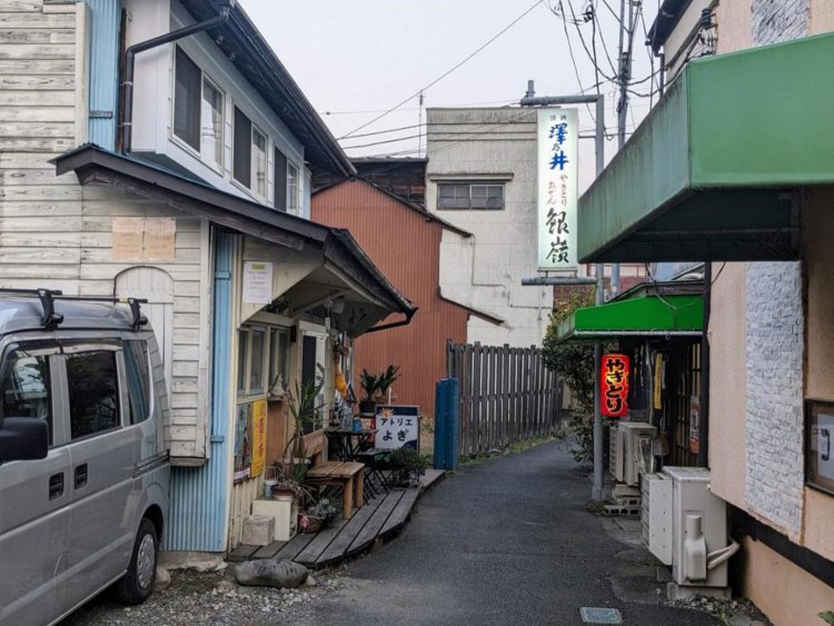住宅地に突如として現れた赤ちょうちん。
