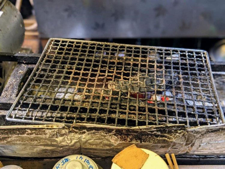 目の前には渋い焼き場が！