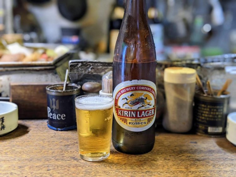 瓶ビールが特に似合うカウンター。