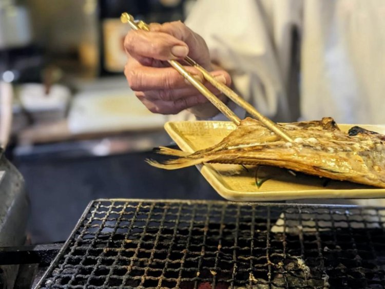 手際よく焼かれ、ついに皿へ。