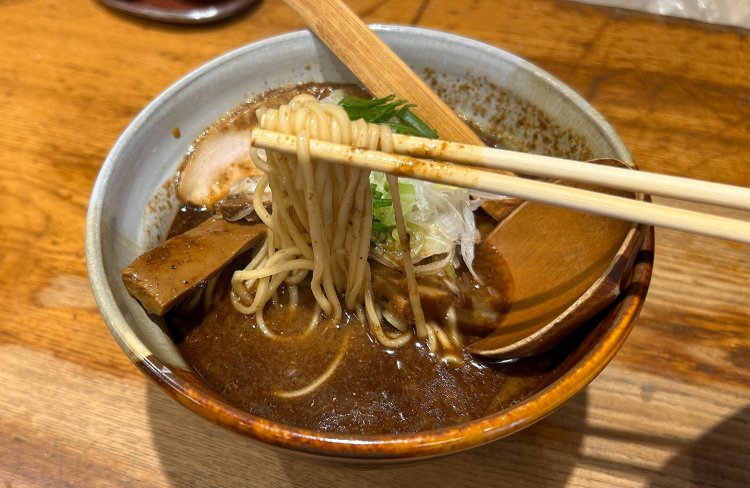 中細のストレート麺はスープがよく絡み、スープをしっかりと味わえる。