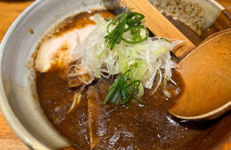 具材が見えなくなるほど濃厚なスープ。